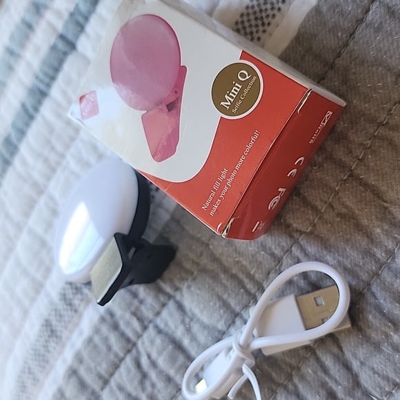 Free With Purchase Selfie Clip On Light - Picture 3 of 7